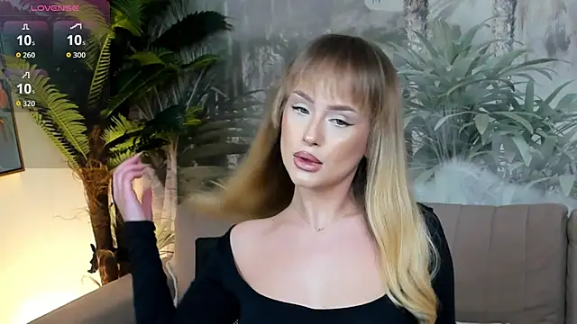 Snapshot of ChloeeBee chatting on 11-19-25, 05:13 ChloeeBee online show from 11-19-25, 05:13