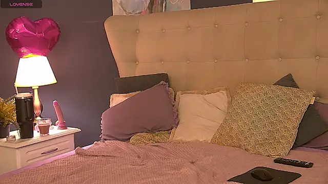 Snapshot of SeniGrandee chatting on 05-15-26, 09:51 SeniGrandee online show from 05-15-26, 09:51