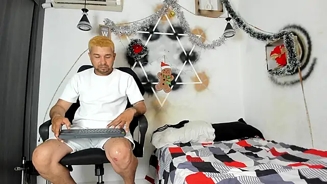 StephaniaAndRandy online show from 12-16-25, 01:59