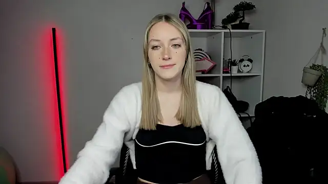 Snapshot of EvelynBlond chatting on 03-16-26, 06:28 EvelynBlond online show from 03-16-26, 06:28