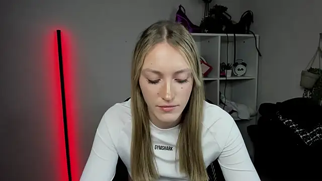 Snapshot of EvelynBlond chatting on 04-14-26, 03:17 EvelynBlond online show from 04-14-26, 03:17