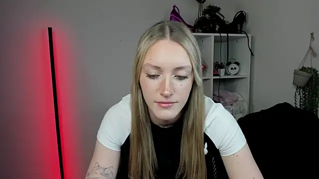 Snapshot of EvelynBlond chatting on 04-16-26, 12:39 EvelynBlond online show from 04-16-26, 12:39