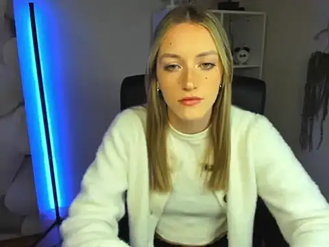 Snapshot of EvelynBlond chatting on 11-26-25, 06:24 EvelynBlond online show from 11-26-25, 06:24