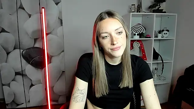 Snapshot of EvelynBlond chatting on 01-08-26, 01:39 EvelynBlond online show from 01-08-26, 01:39