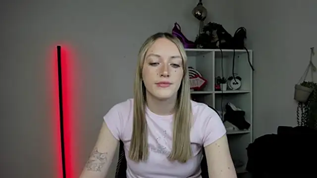 Snapshot of EvelynBlond chatting on 04-08-26, 12:28 EvelynBlond online show from 04-08-26, 12:28