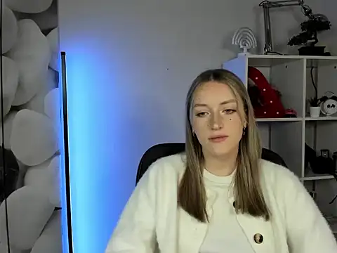 Snapshot of EvelynBlond chatting on 11-24-25, 06:35 EvelynBlond online show from 11-24-25, 06:35