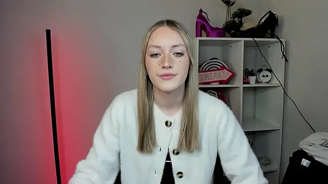 Snapshot of EvelynBlond chatting on 03-20-26, 01:34 EvelynBlond online show from 03-20-26, 01:34