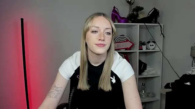 Snapshot of EvelynBlond chatting on 03-26-26, 06:22 EvelynBlond online show from 03-26-26, 06:22