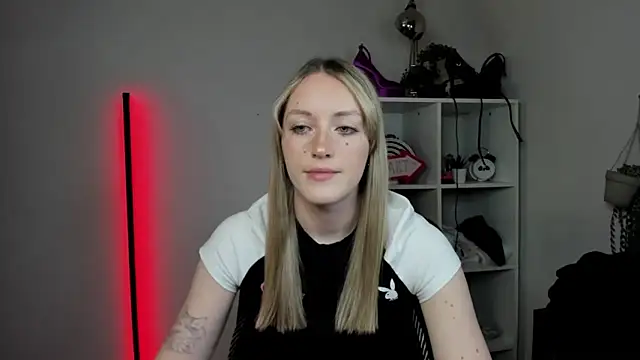 Snapshot of EvelynBlond chatting on 04-07-26, 12:29 EvelynBlond online show from 04-07-26, 12:29