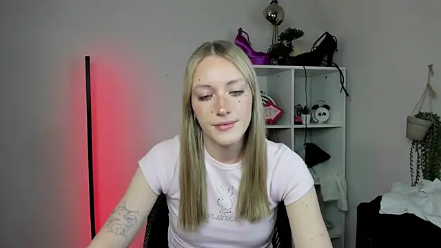 Snapshot of EvelynBlond chatting on 03-30-26, 12:39 EvelynBlond online show from 03-30-26, 12:39