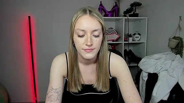 Snapshot of EvelynBlond chatting on 03-16-26, 06:32 EvelynBlond online show from 03-16-26, 06:32