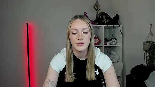 Snapshot of EvelynBlond chatting on 04-02-26, 12:45 EvelynBlond online show from 04-02-26, 12:45