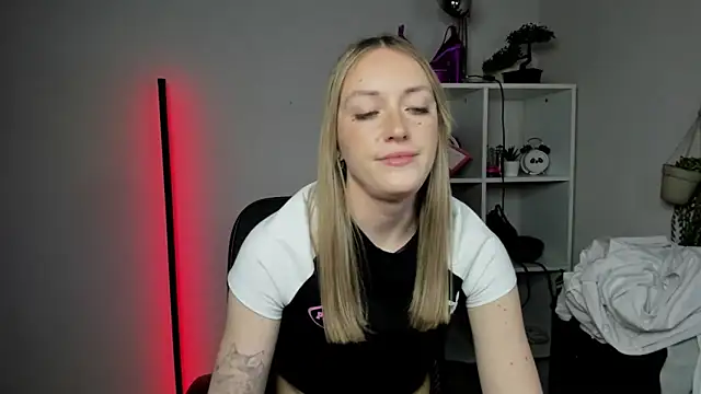 Snapshot of EvelynBlond chatting on 03-11-26, 06:35 EvelynBlond online show from 03-11-26, 06:35