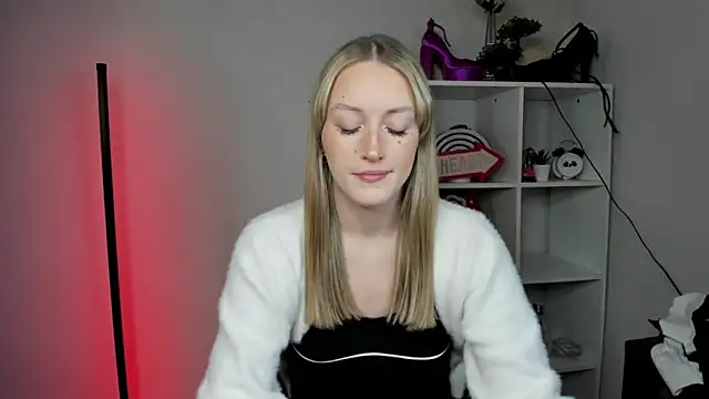 Snapshot of EvelynBlond chatting on 03-23-26, 01:33 EvelynBlond online show from 03-23-26, 01:33