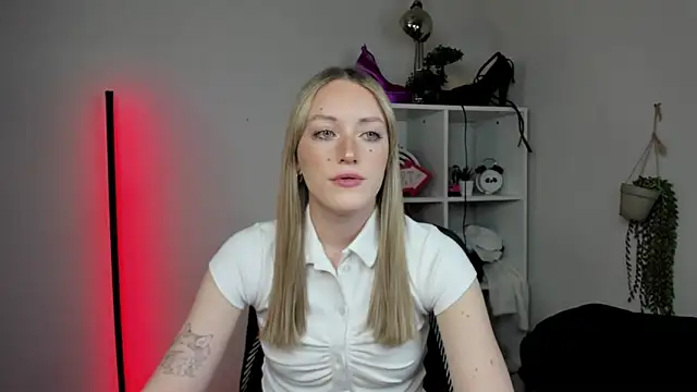 Snapshot of EvelynBlond chatting on 03-31-26, 12:29 EvelynBlond online show from 03-31-26, 12:29