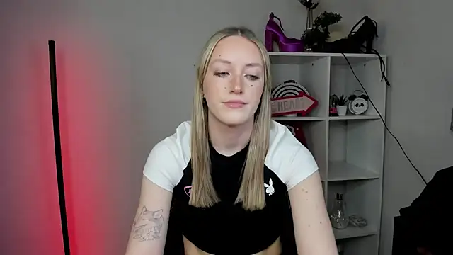 Snapshot of EvelynBlond chatting on 03-24-26, 01:22 EvelynBlond online show from 03-24-26, 01:22