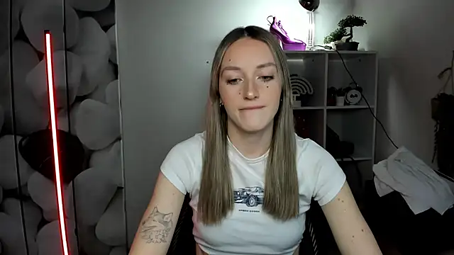 Snapshot of EvelynBlond chatting on 01-15-26, 01:36 EvelynBlond online show from 01-15-26, 01:36