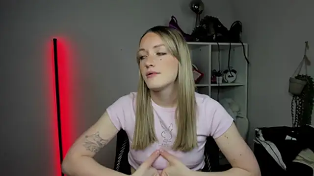 Snapshot of EvelynBlond chatting on 04-03-26, 12:33 EvelynBlond online show from 04-03-26, 12:33