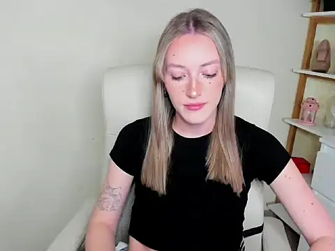 Snapshot of EvelynBlond chatting on 11-28-25, 01:44 EvelynBlond online show from 11-28-25, 01:44