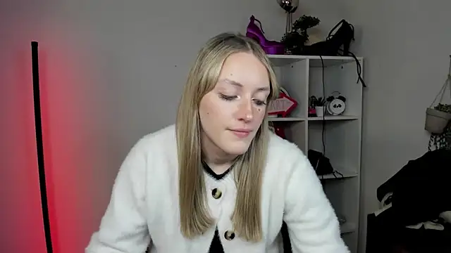 Snapshot of EvelynBlond chatting on 03-26-26, 06:28 EvelynBlond online show from 03-26-26, 06:28