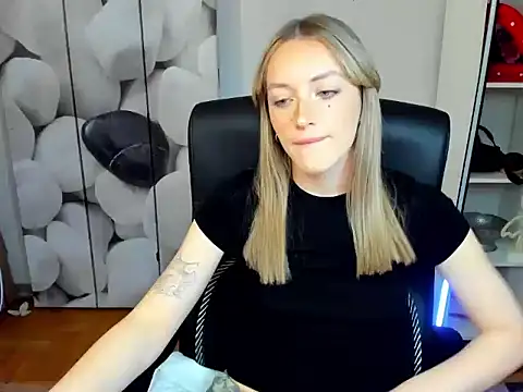 Snapshot of EvelynBlond chatting on 11-27-25, 01:33 EvelynBlond online show from 11-27-25, 01:33