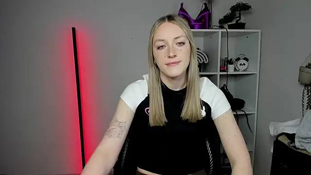 Snapshot of EvelynBlond chatting on 03-11-26, 06:29 EvelynBlond online show from 03-11-26, 06:29