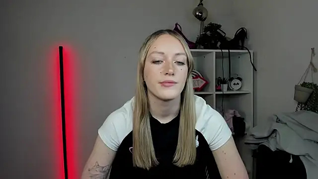 Snapshot of EvelynBlond chatting on 04-09-26, 12:33 EvelynBlond online show from 04-09-26, 12:33