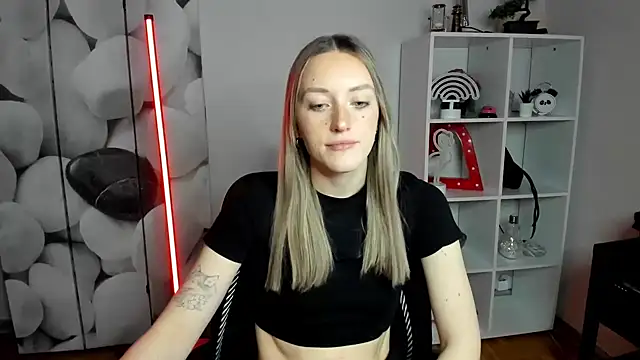 Snapshot of EvelynBlond chatting on 01-06-26, 01:37 EvelynBlond online show from 01-06-26, 01:37