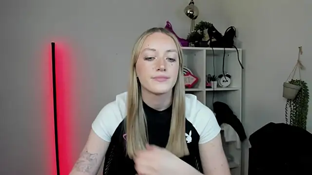 Snapshot of EvelynBlond chatting on 04-01-26, 12:50 EvelynBlond online show from 04-01-26, 12:50