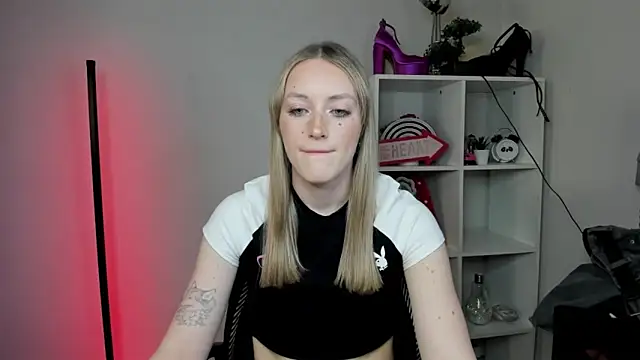 Snapshot of EvelynBlond chatting on 03-25-26, 01:32 EvelynBlond online show from 03-25-26, 01:32