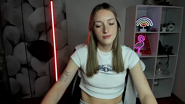 Snapshot of EvelynBlond chatting on 12-19-25, 01:35 EvelynBlond online show from 12-19-25, 01:35