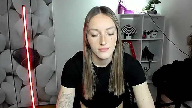 Snapshot of EvelynBlond chatting on 01-14-26, 01:37 EvelynBlond online show from 01-14-26, 01:37