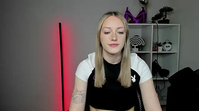 Snapshot of EvelynBlond chatting on 03-09-26, 06:28 EvelynBlond online show from 03-09-26, 06:28