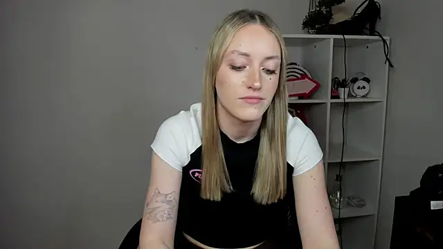 Snapshot of EvelynBlond chatting on 03-19-26, 06:41 EvelynBlond online show from 03-19-26, 06:41