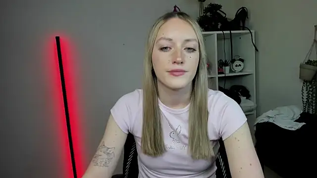 Snapshot of EvelynBlond chatting on 04-13-26, 12:31 EvelynBlond online show from 04-13-26, 12:31