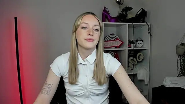 Snapshot of EvelynBlond chatting on 03-27-26, 10:16 EvelynBlond online show from 03-27-26, 10:16