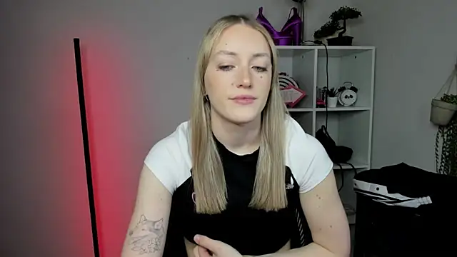 Snapshot of EvelynBlond chatting on 03-13-26, 06:29 EvelynBlond online show from 03-13-26, 06:29