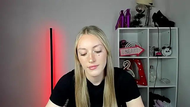 EvelynBlond online show from 06-04-26, 12:43