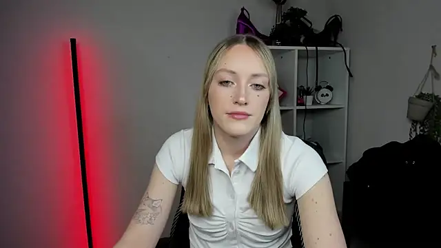 Snapshot of EvelynBlond chatting on 04-15-26, 12:32 EvelynBlond online show from 04-15-26, 12:32