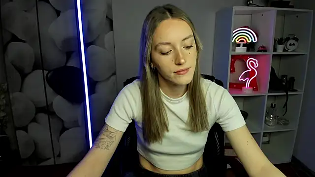 Snapshot of EvelynBlond chatting on 12-18-25, 01:48 EvelynBlond online show from 12-18-25, 01:48