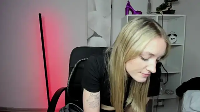 Snapshot of EvelynBlond chatting on 03-02-26, 07:21 EvelynBlond online show from 03-02-26, 07:21