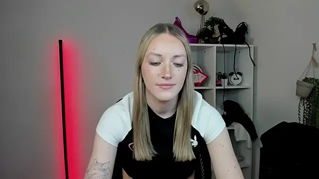 Snapshot of EvelynBlond chatting on 04-01-26, 01:41 EvelynBlond online show from 04-01-26, 01:41