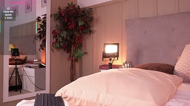 melaniebrett online show from 03-10-26, 07:51