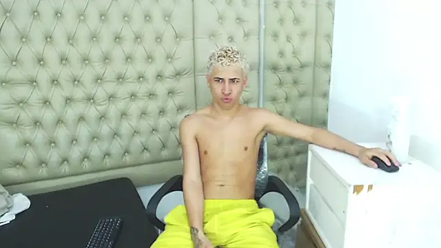 Snapshot of HollmanFronsh chatting on 11-30-25, 02:01 HollmanFronsh online show from 11-30-25, 02:01