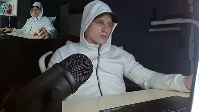 Snapshot of Poliglotjoe1 chatting on 12-17-25, 06:40 Poliglotjoe1 online show from 12-17-25, 06:40