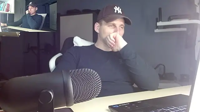 Snapshot of Poliglotjoe1 chatting on 12-17-25, 09:31 Poliglotjoe1 online show from 12-17-25, 09:31