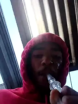 Snapshot of Eezxxx chatting on 12-21-25, 05:14 Eezxxx online show from 12-21-25, 05:14