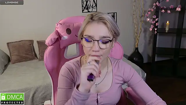 Megan Lora online show from 11-21-25, 08:35