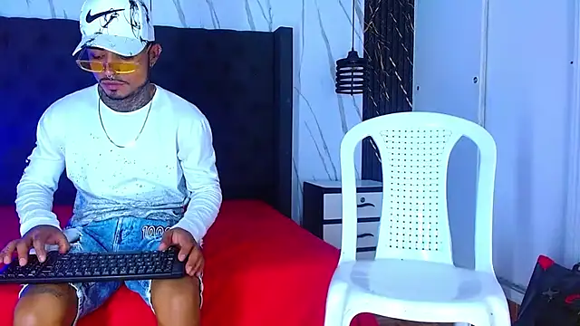 Hot Latino x online show from 12-05-25, 07:45