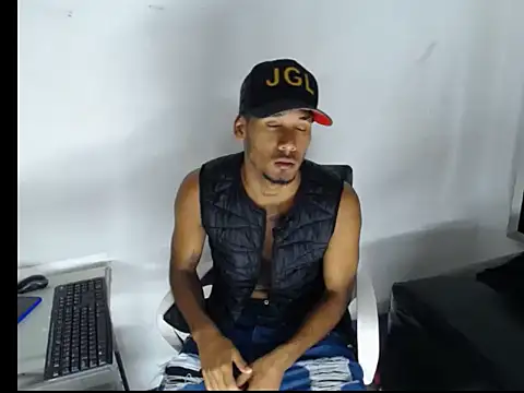 Snapshot of Straight_latinX chatting on 11-28-25, 03:50 Straight latinX online show from 11-28-25, 03:50